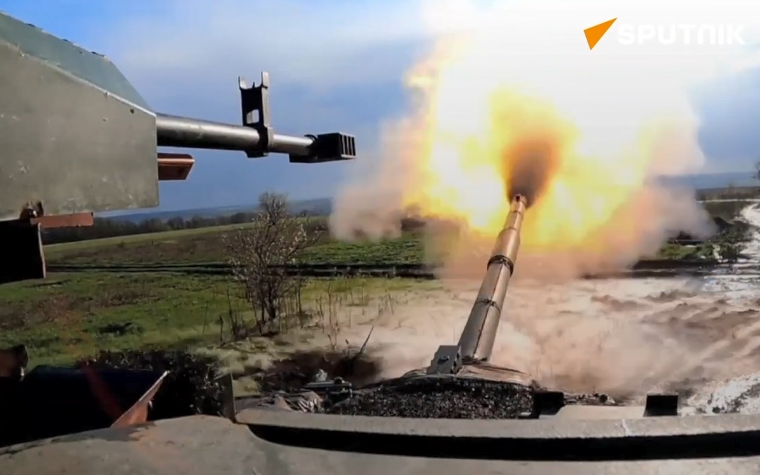 Cận cảnh xe tăng T-90M của Nga nã pháo và bắn súng máy ở Donbass